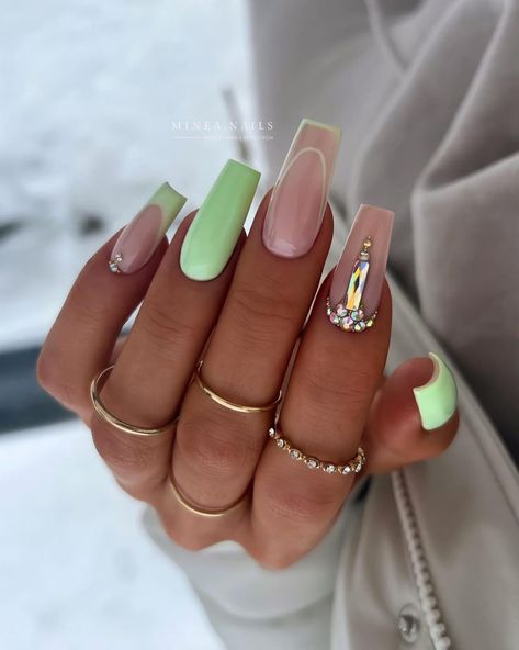 French tip nails have always been a symbol of elegance and sophistication. This classic look is perfect for any occasion, whether you’re attending a wedding or just lounging by the pool. And with coffin nails, you benefit from a modern and edgy twist on this timeless design. Menta Nails, Mint Green Nails, August Nails, Green Nail Art, Wedding Nails Glitter, Green Nail Designs, Nail Art For Beginners, Heart Nail Art, Vert Turquoise