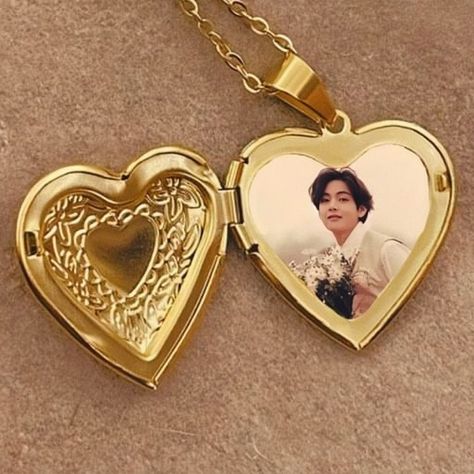 Chain Heart Necklace, Locket Picture Ideas, Taehyung Accessories, Taehyung Jewelry, Heart Locket Aesthetic, Taehyung Necklace, Taehyung Heart, Lockets Necklace, Bts Necklace