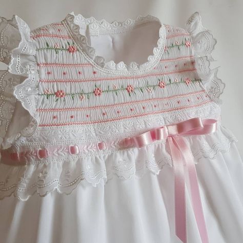 Photos On English Smocking 999 Smocking Fashion, Smocking Baby, Hand Smocked Dress, Smocked Baby Dresses, Patterns Dress, Smocking Patterns, Girls Smocked Dresses, Smocked Clothes, Ideas Embroidery