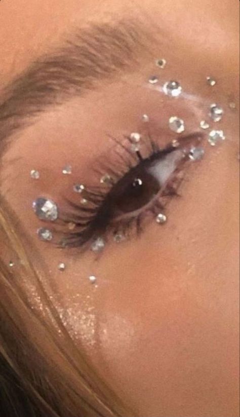 Makeup Ideas Baddie Makeup Ideas Baddie, Sliver Makeup, Makeup Party Night, Gem Makeup, Shiny Makeup, Concert Makeup, Euphoria Makeup, Sparkly Makeup, Rhinestone Makeup