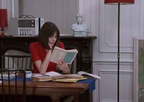 Anne Wiazemsky, Stacy Martin, Academic Motivation, Woman Reading, Reading A Book, Girl Reading, Studying Inspo, Film Stills, Study Motivation