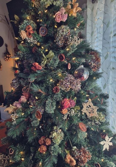 Wildflower Christmas Tree, Edgy Christmas Tree, Granola Christmas Aesthetic, Yule Tree Ideas, Cottagecore Christmas Aesthetic, Hippie Christmas Tree, Nontraditional Christmas Tree, Cottagecore Christmas Tree, Witchy Christmas Tree