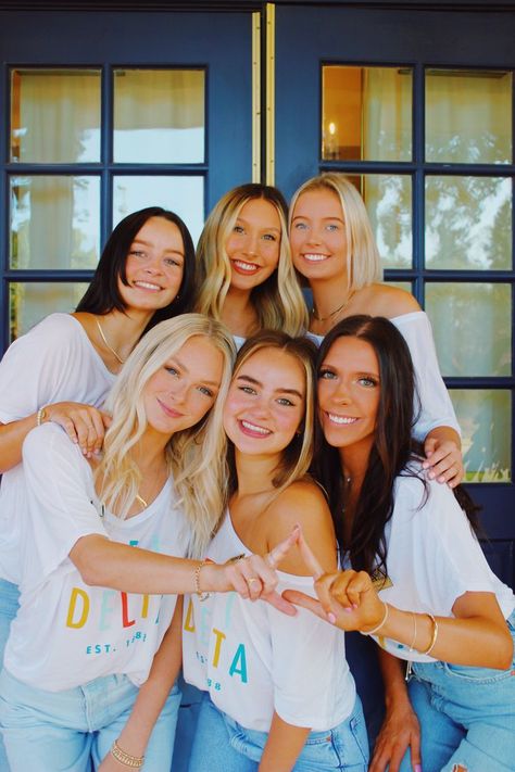 Sorority Recruitment Photos, Sorority Recruitment Poses, Sorority Recruitment Photoshoot, Sorority Pose Ideas, Sorority Recruitment Pictures, Sorority Group Pictures, Sorority Photoshoot Poses, Sorority Pictures Poses, Sorority Recruitment Outfits Preference