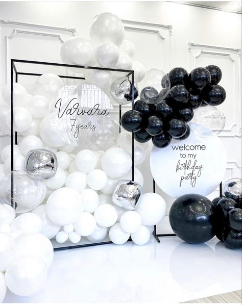 Grid Panel Backdrop, Black White Party Decor, Male Birthday Decor, Black And White Balloon Decorations, Black And White Birthday Party Ideas, White And Black Party, Black And White Balloons, Birthday Party Decorations For Adults, Graduation Party Planning