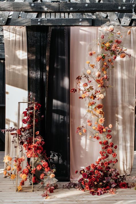 Dahlia Wedding Arch, Marquee Letters With Flowers, Wedding Decorations Aesthetic, Autumn Wedding Backdrop, Autumn Wedding Aesthetic, Autumn Wedding Arch, Wedding Ideas Burgundy, Arch Aesthetic, Aesthetic Wedding Decor