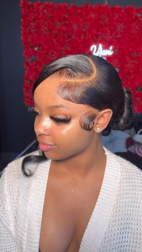 Prom Hair Easy, Trendy Prom Hair, Prom Hair Updo Elegant, Prom Hair Styles, Bun With Curls, Cute Prom Hairstyles, Prom Hairstyles Updos, Hairstyles Cute, Prom Hair Updo