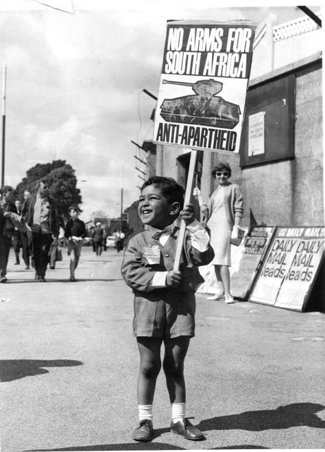 Forward to Freedom: South Africa's Anti-Apartheid Movement historical archive – in pictures Protest Images, Protest Photos, Curvy Quotes, South America History, Revolutionary Art, Cape Malay, Hanover Street, Urban Tribes, Africa Photography