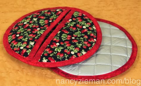 Create these useful, plus easy to make potholders in 60 minutes of less! Potholder Tutorial, Quilted Potholder Pattern, Sewing With Nancy, Nancy Notions, Quilted Potholders, Nancy Zieman, Crafts Sewing Projects, Holiday Sewing, Potholder Patterns