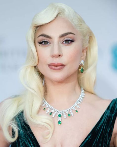 35 of Lady Gaga's Most Iconic Hair Moments Over the Years Lady Gaga Red Hair, Lady Gaga Hairstyles, Lady Gaga Hair, Lady Gaga Images, Greek Hair, Emerald Green Gown, Lady Gaga Pictures, Old Hollywood Glam, Green Gown