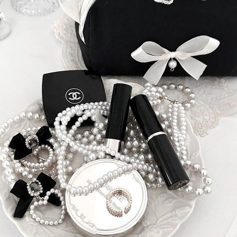 Number Logos, Chanel Mirror, Estilo Blair Waldorf, Designer Mirror, Chanel Aesthetic, Her Makeup, Crystals Jewelry, Makeup Gift, Foto Ideas Instagram