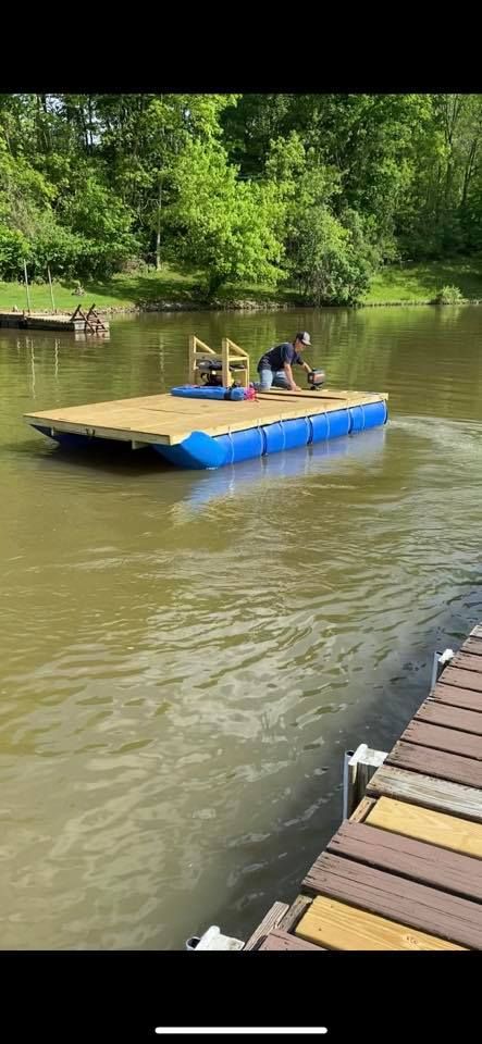 Pontoon Boat Plans, Barrel Pontoon Boat, Homemade Boats That Float, Homemade Pontoon Boat, Diy Pontoon Boat, Pontoon Boat Ideas, Diy Pontoon, Floating Dock Plans, Homemade Boat