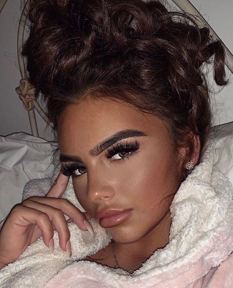 Chavvy Makeup, Chav Makeup Look, Chav Outfits, Makup Looks, Latina Hair, Light Makeup Looks, Pink Tumblr Aesthetic, Natural Makeup Looks, Glam Makeup