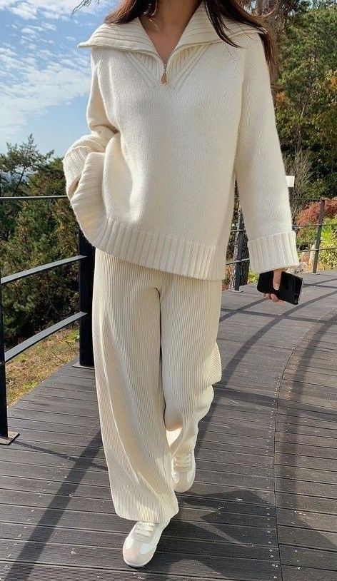 Luxury Loungewear Aesthetic, Knit Set Outfit, Lounge Wear Aesthetic, Co Ords Outfits, Sunny Weather, Comfy Fashion, Warm Outfits, Casual Style Outfits, Mode Inspiration