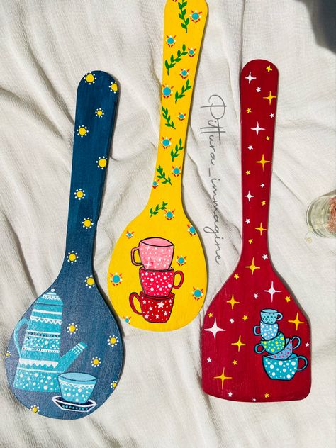 Painting On Spoon, Wooden Spatula Diy, Painting On Spatula, Wood Spoon Painting, Wooden Spoon Decoration Ideas, Painted Spoons Wooden Kitchen Art, Ladle Painting, Wooden Spoon Painting, Wooden Spoon Art