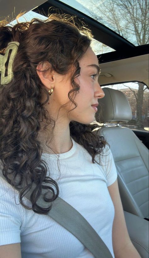 Kiana Davis, Pelo Ondulado Natural, Natural Curly Hair Cuts, Brown Curly Hair, Hairdos For Curly Hair, Hair Stylies, Wavy Curly Hair, Curly Hair Inspiration, Curly Girl Hairstyles