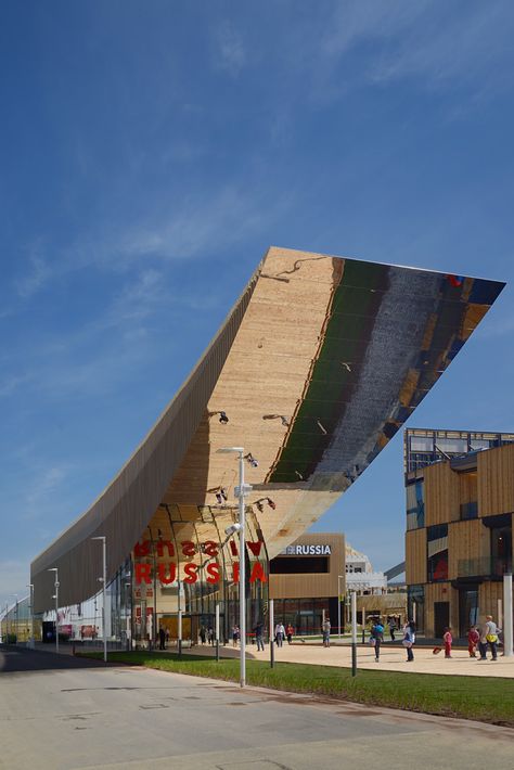 Located on the Expo’s main street Decumano, the Russia Pavilion for Expo Milano 2015 by Moscow-base architecture studio SPEECH is a 3,260 square meter building which features a 30-meter long floating entrance canopy with a curving mirrored underside. Architecture Canopy, Architecture Museum, Pvc Canopy, Princess Canopy, Landscape Sculpture, Window Canopy, Canvas Canopy, Canopy Architecture, Sales Gallery