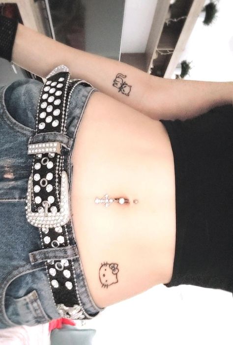 hello kitty tat / low waisted y2k jeans / rhinestone belt !!! :3 Hello Kitty Tattoo Stomach, Star Waist Tattoo, Back Waist Tattoo, Low Belly Tattoo, Waist Piercing, Waist Tattoo Ideas, Tatuajes Y2k, Tattoo Ideas Hip, Waist Tattoo