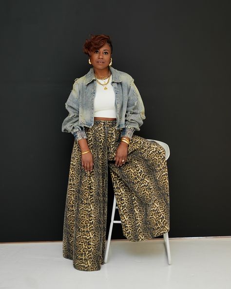 Mixing comfort and bold style with these leopard gaucho denim pants! Perfect for a day out or a night on the town—where chic meets playful. 🐆✨ #GauchoDenim #LeopardPrint #FashionFlex #BoldAndBeautiful Gaucho Pants Outfit, Barrel Jeans Outfit, Leopard Pants Outfit, Mom Outfits Fall, Dress Pants Outfits, Spiritual Fashion, Barrel Jeans, Gaucho Pants, 2024 Outfits