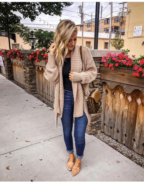 Chunky Fall Sweaters, Tan Cardigan, Cardigan Outfits, Favorite Sweater, Cozy Outfit, Work Outfits Women, Look At You, Mode Inspiration, Fall Sweaters