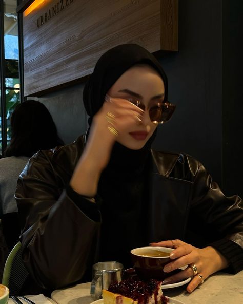 Nazeera Ibrahim, Hijab Trend, Stile Hijab, Hijab Trends, Muslim Outfits Casual, Hijab Aesthetic, Hijabi Aesthetic, Casual Hijab, Hijab Ootd