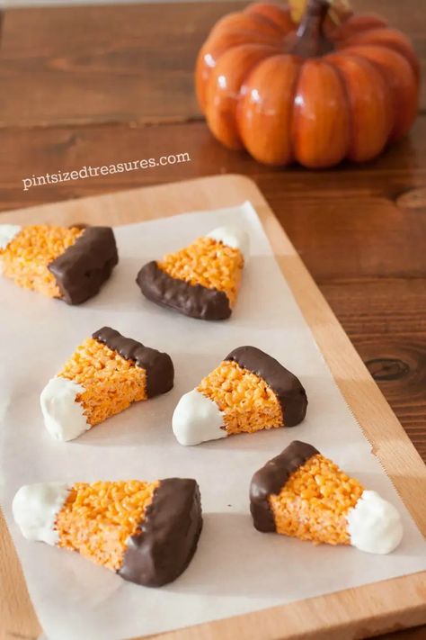 Chocolate Candy Corn Rice Krispie Treats · Pint-sized Treasures Candy Corn Rice Krispie Treats, Halloween Rice Krispie Treats, Halloween Torte, Corn Rice, Fun Halloween Treats, Krispie Treats Recipe, Halloween Treats For Kids, Party Sweets, Fun Halloween Food