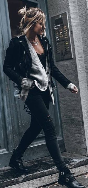 Outfits like this one make for such great edgy outfit ideas! Pullover Outfit, Leather Jeans, Cute Winter Outfits, Looks Black, Outfit Trends, Leather Jacket Black, Edgy Look, Warm Outfits, Inspired Outfits