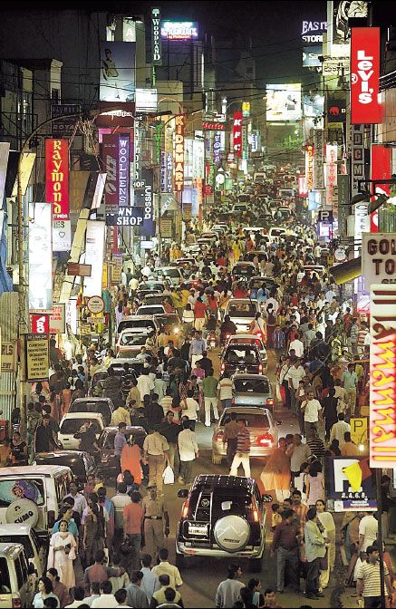 Great shot that shows how crowded India can be. Indian City, Crowded Place, City Crowd, Street Shopping India, Bangalore Night Life, Crowded City, Bangalore Street Photography, Crowded Street, Place To Visit In Bangalore