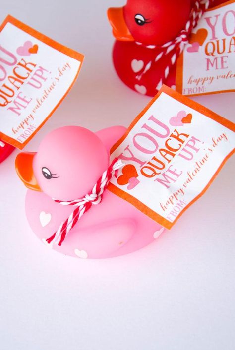 I chews you diy valentine tag by love the day Diy Valentine's Gifts For Kids, Duck Valentine, Valentines Romantic, Daycare Gifts, Valentines Day Cards Diy, Valentines Day Puns, Saint Valentin Diy, Valentines Bricolage, Friend Valentine Gifts