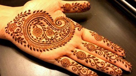 Central ambi Chaand Raat, Henna Paisley, Mehendi Art, Simple Mehendi Designs, Indian Mehndi Designs, Traditional Henna, Henna Ideas, Arabic Henna, Mehndi Images