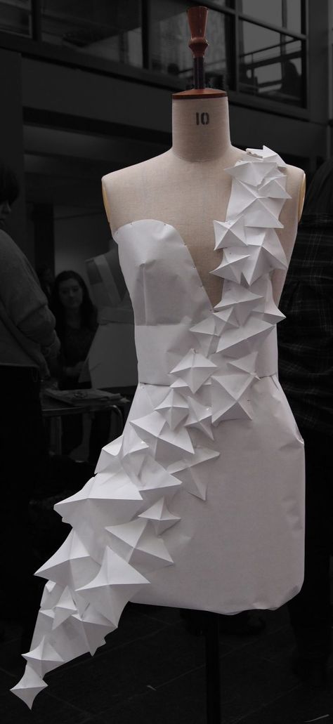 Mode Origami, Fashion Management, Structured Fashion, Architectural Fashion, Newspaper Dress, Origami Dress, Paper Clothes, Origami Fashion, Recycled Dress