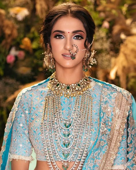 Makeup Subtle, Haldi Bride, Indian Bridal Look, Antique Necklace Gold, Indian Bride Makeup, Bridal Jewellery Inspiration, Indian Outfits Lehenga, Anamika Khanna, Indian Bride Outfits