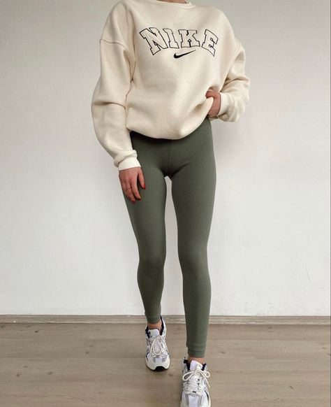 Leggings And Sweatshirt Outfit, Green Leggings Outfit, Volleyball Leggings, Outfits Leggins, Gymwear Outfits, Look Legging, Late Bloomer, Trendy Leggings, Fitness Outfits