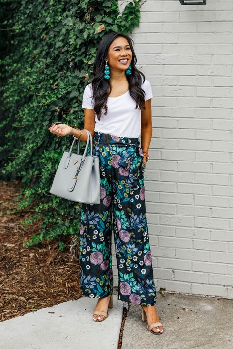 Blogger Hoang-Kim styles a pair of silk wide-leg pants with teal feather earrings Silk Pants Outfit, Satin Pants Outfit, Floral Pants Outfit, Pants Outfit Summer, Statement Pants, Wide Leg Pants Outfit, Silk Wide Leg Pants, Wide Leg Pants Outfits, Summer Pants Outfits