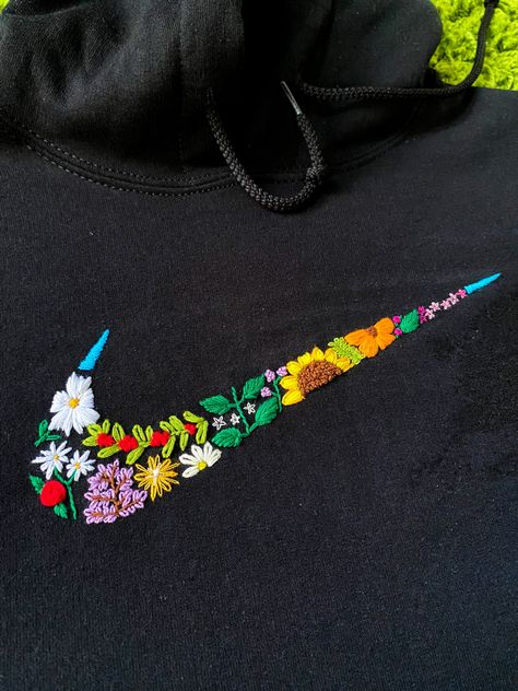 Flower Embroidery Clothes, Hand Embroidery On Hoodie, Black T Shirt Embroidery, Embroidery Patterns On Clothes, Embroidery Hoodie Designs, Nike Sewing, Black Hoodie Embroidery, Embroidery Designs Hoodie, Nike Flower Embroidery