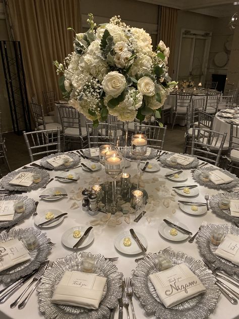 Silver Table Setting Wedding, Debut Table Decorations, Elegant Wedding Reception Round Tables, Reception Table Greenery, Wedding Venues Tables, White And Silver Table Settings, Round Table Flower Arrangements Wedding, Mirrored Centerpieces Wedding, White And Silver Decorations Party Table Settings