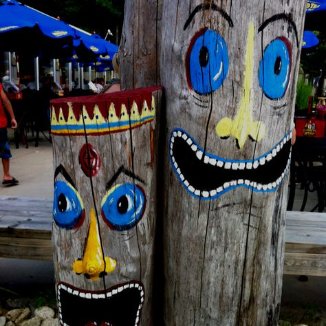 easy to paint totem poles Making A Totem Pole, Telephone Pole Painting, Totem Poles Art Project For Kids, Totem Pole Project, Pole Painting, Pole Decor, Totum Pole, Indian Totem Pole, Native American Totem Poles