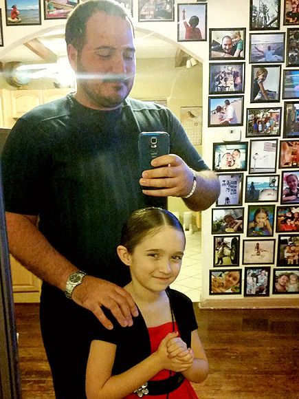 Single Dad Teaches Himself to Do His Daughter's Hair – Then Starts a Class to Help Other Fathers Dad Pictures, Music Corner, Heartwarming Pictures, Single Father, Single Dad, Everyday Heroes, Child Support, Us States, Single Dads