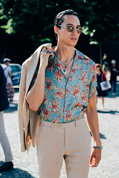 Walking Down The Street, Men Street, Moda Vintage, Cool Street Fashion, Mens Fashion Summer, Guest Outfit, Mode Vintage, Mens Street Style, Dandy