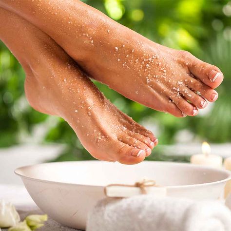 Home Foot Soak, Epsom Salt Foot Soak, Homemade Foot Soaks, Listerine Foot Soak, Diy Foot Soak, Foot Soak Recipe, Homemade Lotion Bars, Sugar Scrub Homemade, Coffee Body Scrub