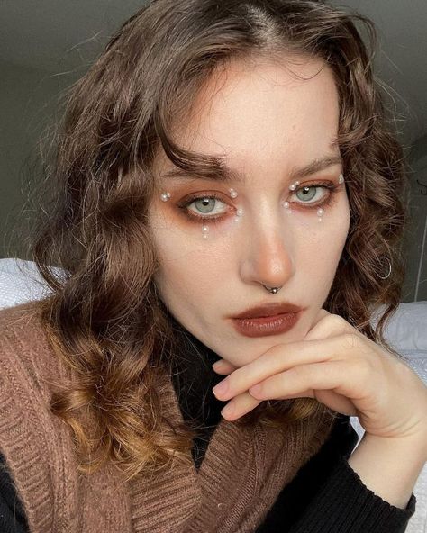 Hot Chocolate Makeup Look, Brown Lipstick Looks, Dreamy Makeup, Chocolate Makeup, Witchy Makeup, Boho Makeup, Witchy Outfits, Funky Makeup, Monochrome Makeup