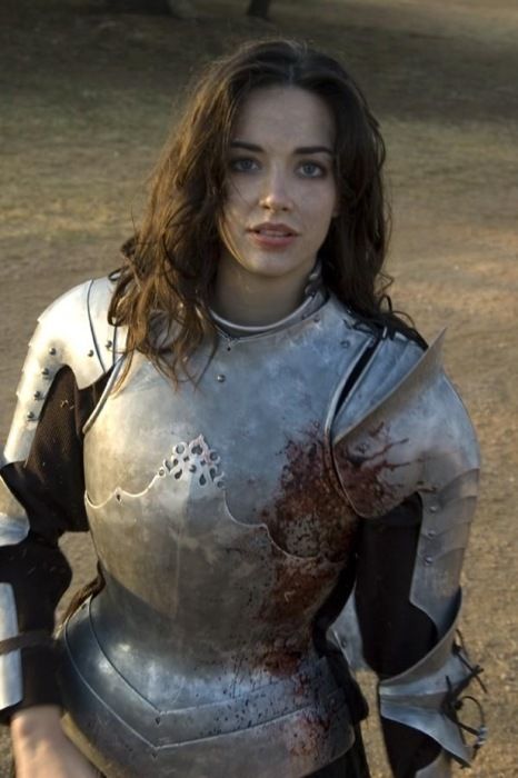 Love this armor on her! Winged Armor, Women In Armor, Modern Medieval, Oc Inspiration, Female Armor, Fashion Fantasy, Story People, Female Knight, Fourth Wing