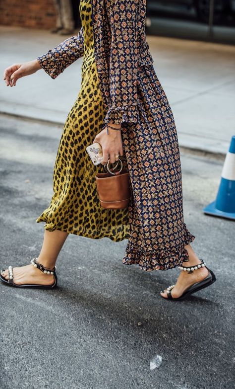 How to Mix Prints and Patterns Like a Fashion Pro - Dancing Mama Style by Ziba Lennox Dressing Design, Mom Fashion, 가을 패션, Pattern Mixing, Mixing Prints, Looks Style, Mode Inspiration, Denim Outfit, Boho Hippie