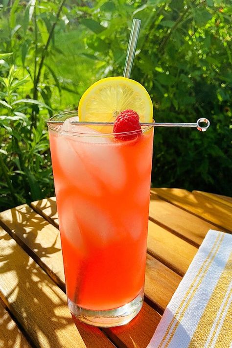 What's better then a fizzy Tom Collins cocktail? A raspberry Tom Collins! If you're looking for a summer gin cocktail recipe or a raspberry cocktail recipe, then this is the drink for you! Plus who doesn't love a pink summer cockail? You'll love the combination of citrus, raspberry and gin. It's a light bubbly summer cocktail to enjoy in the warm weather. Raspberry Collins, Tom Collins Drink Recipes, Tom Collins Recipe, Tom Collins Cocktail, Raspberry Cocktail, Collins Cocktail, Gin Cocktail Recipes, Tom Collins, Gin Cocktail