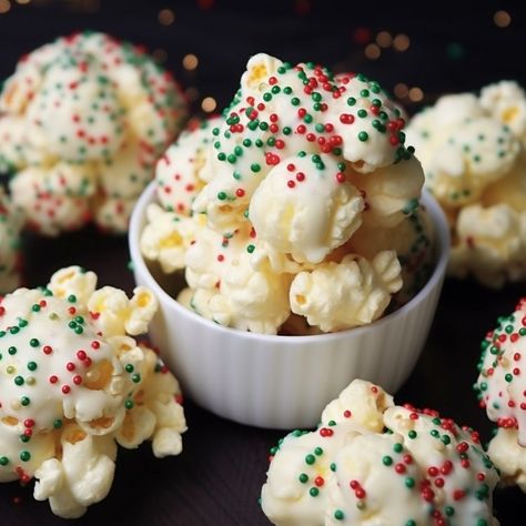 Christmas Munch, Almond Bark Popcorn, Popcorn Recipes Easy, Caramel Corn Recipes, Deserts Easy, Colored Sugar, Spiced Apple Cider, Holy Moly, Holiday Snacks