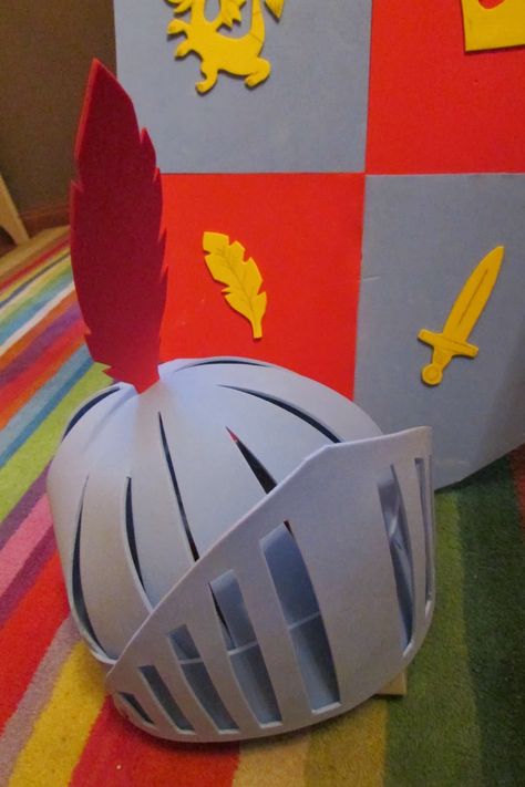 Diy Knight Costume, Carnaval Costume, Medieval Party, Castle Decor, Knight Costume, Christmas Crafts For Kids To Make, Dragon Party, Crazy Hats, Minnie And Mickey