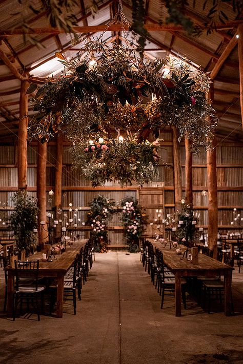 Farm Wedding Ceremony, Shed Wedding, Country Wedding Reception, Country Western Wedding, Western Themed Wedding, Rustic Farm Wedding, Barn Wedding Reception, Tafel Decor, Rustic Wedding Reception