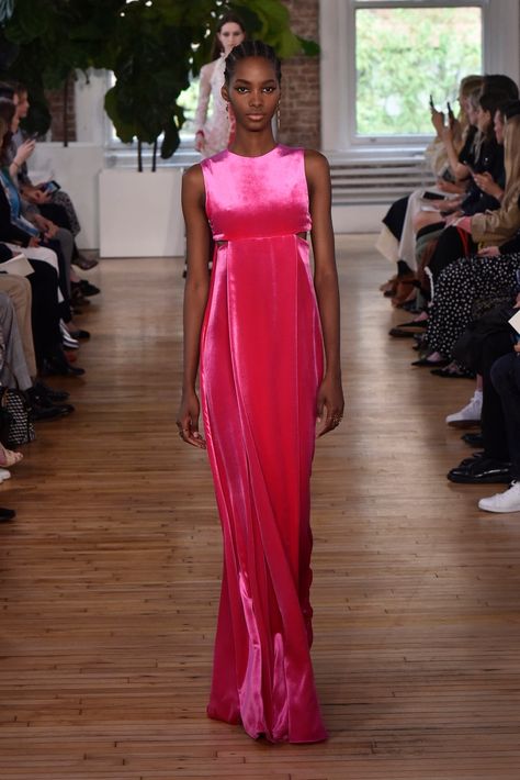 Valentino Resort 2017 [PHOTOS] – WWD Valentino Resort, Mode Rose, Fashion Fantasy, Pink Gown, Fashion Gowns, Pink Gowns, African Queen, African Hairstyles, Gorgeous Gowns