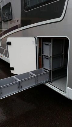 Rangement Caravaning, Astuces Camping-car, Camper Trailer Remodel, Camper Organization, Rv Camping Tips, Camper Hacks, Travel Trailer Camping, Rv Organization, Camper Storage