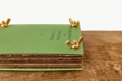 DIY Upcycled Vintage Book Flower Press - Woodlark Blog Diy Flower Press Book, Book Upcycle Projects, Diy Book End, Flower Press Diy, Flower Press Book, Woodlark Blog, Book Upcycle, Diy Flower Press, Halloween Macrame