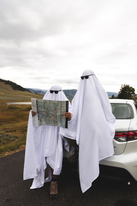 Use white sheets to creat a ghost themed Halloween photoshoot Ghost Photoshoot Ideas Funny, Ghost Sunglasses Photoshoot, Ghost Photoshoot Friends, Girly Ghost Photoshoot, Snow Photo Ideas, Halloween Ghost Aesthetic, Ghost Photoshoot Ideas, Ghost Photoshoot, Ghost Photography